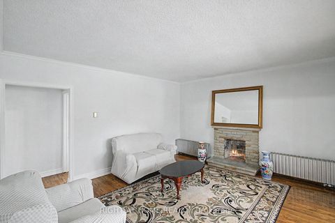 Photo 7 at 89 Newton Drive, Newtonbrook East, Toronto