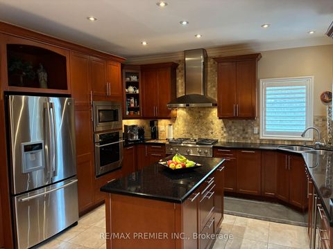 Photo 17 at 90 Siderno Crescent, East Woodbridge, Vaughan
