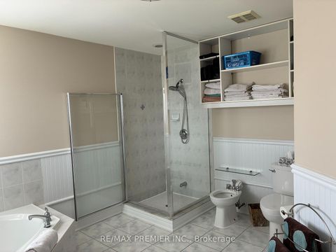 Photo 32 at 90 Siderno Crescent, East Woodbridge, Vaughan