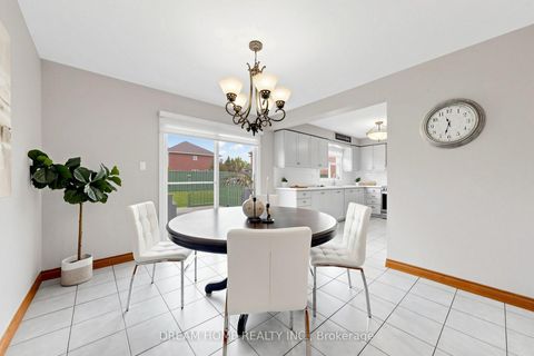 Photo 12 at 312 Valeria Boulevard, East Woodbridge, Vaughan