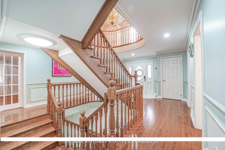 Photo 2 at 33 Oatlands Crescent, Mill Pond, Richmond Hill
