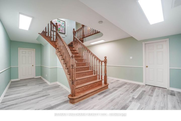 Photo 3 at 33 Oatlands Crescent, Mill Pond, Richmond Hill
