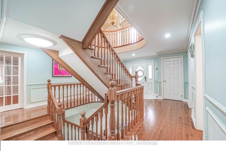 Photo 4 at 33 Oatlands Crescent, Mill Pond, Richmond Hill