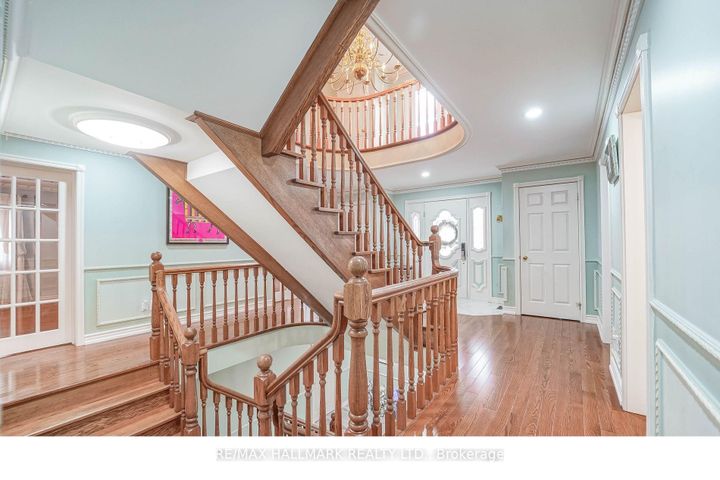 Photo 7 at 33 Oatlands Crescent, Mill Pond, Richmond Hill