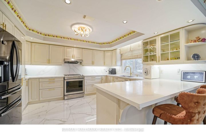 Photo 9 at 33 Oatlands Crescent, Mill Pond, Richmond Hill
