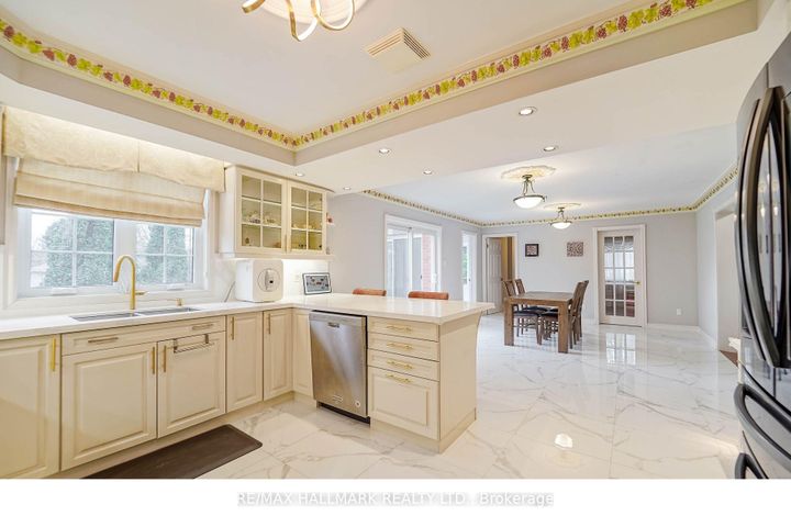 Photo 10 at 33 Oatlands Crescent, Mill Pond, Richmond Hill