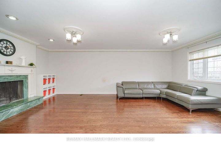 Photo 12 at 33 Oatlands Crescent, Mill Pond, Richmond Hill