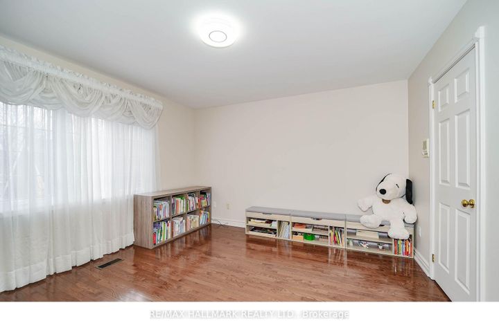 Photo 13 at 33 Oatlands Crescent, Mill Pond, Richmond Hill