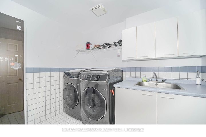 Photo 18 at 33 Oatlands Crescent, Mill Pond, Richmond Hill
