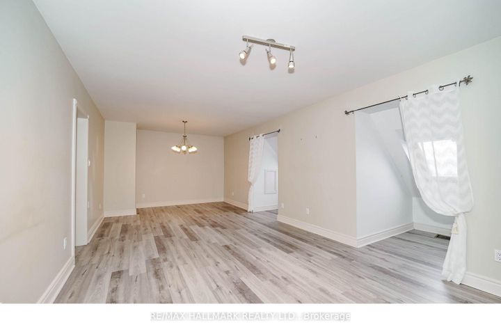 Photo 19 at 33 Oatlands Crescent, Mill Pond, Richmond Hill