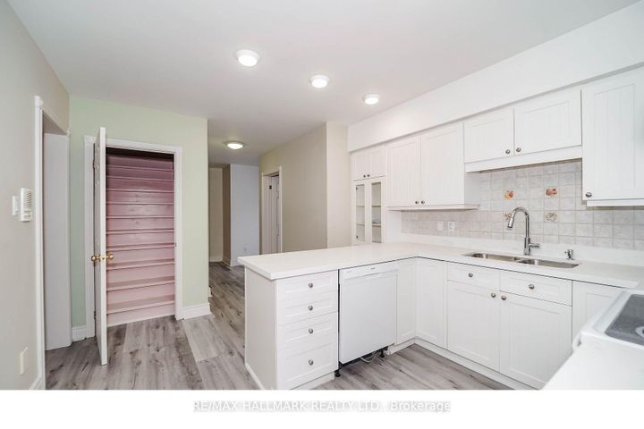 Photo 20 at 33 Oatlands Crescent, Mill Pond, Richmond Hill