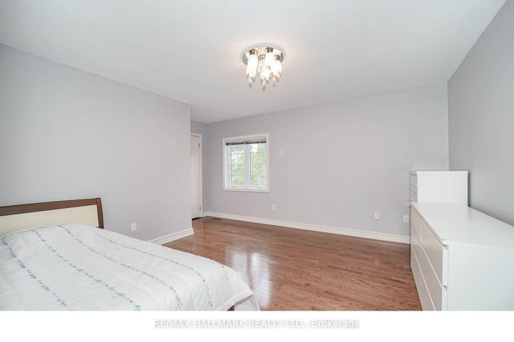 Photo 25 at 33 Oatlands Crescent, Mill Pond, Richmond Hill