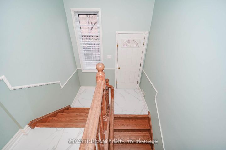 Photo 26 at 33 Oatlands Crescent, Mill Pond, Richmond Hill