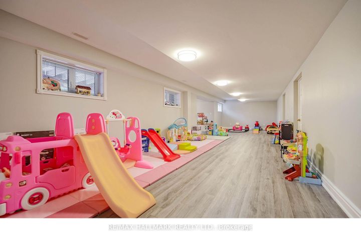 Photo 33 at 33 Oatlands Crescent, Mill Pond, Richmond Hill