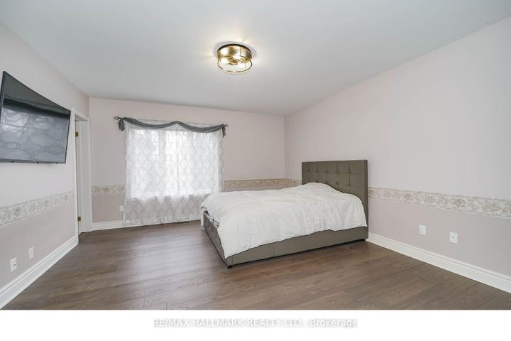 Photo 34 at 33 Oatlands Crescent, Mill Pond, Richmond Hill
