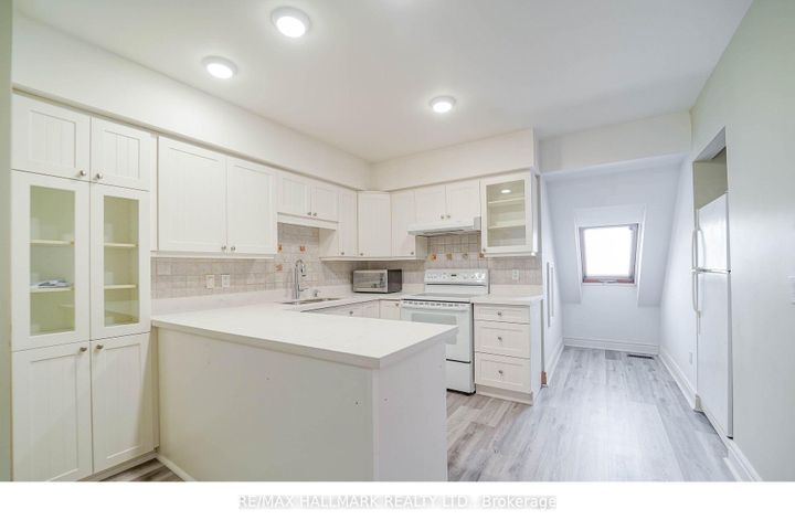 Photo 35 at 33 Oatlands Crescent, Mill Pond, Richmond Hill