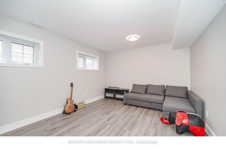 Photo 37 at 33 Oatlands Crescent, Mill Pond, Richmond Hill