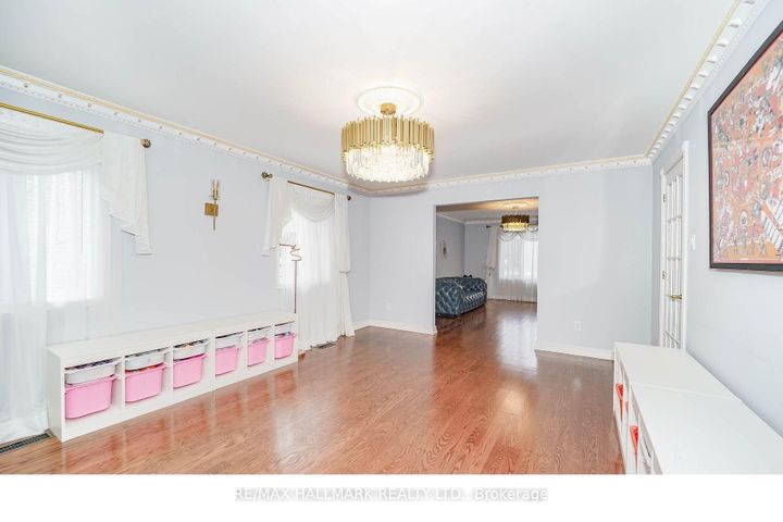 Photo 39 at 33 Oatlands Crescent, Mill Pond, Richmond Hill
