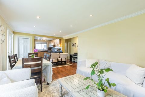 Photo 4 at 307 Boisdale Avenue, Harding, Richmond Hill
