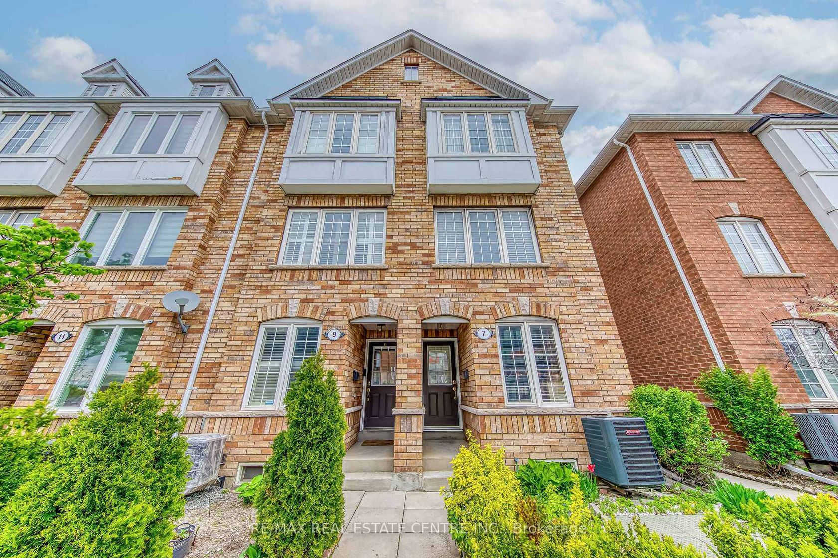 7 Weston Road, Junction Area, Toronto photo 1