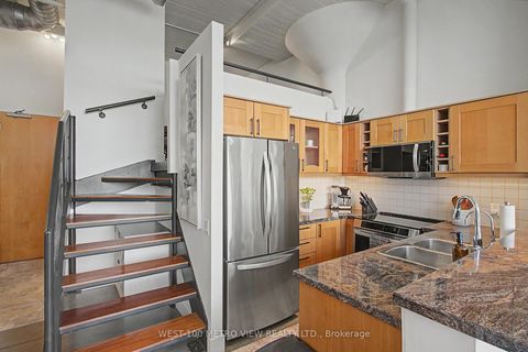 Photo 3 at 415 - 1001 Roselawn Avenue, Belgravia, Toronto