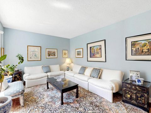 Photo 4 at 20 Esther Crescent, Yorkhill, Vaughan
