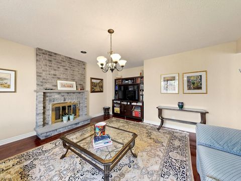 Photo 9 at 20 Esther Crescent, Yorkhill, Vaughan