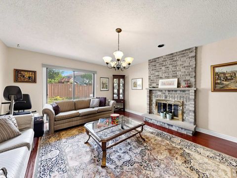 Photo 10 at 20 Esther Crescent, Yorkhill, Vaughan