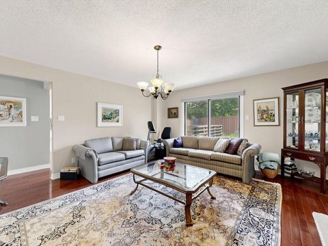 Photo 11 at 20 Esther Crescent, Yorkhill, Vaughan