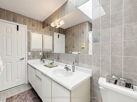 Photo 36 at 20 Esther Crescent, Yorkhill, Vaughan