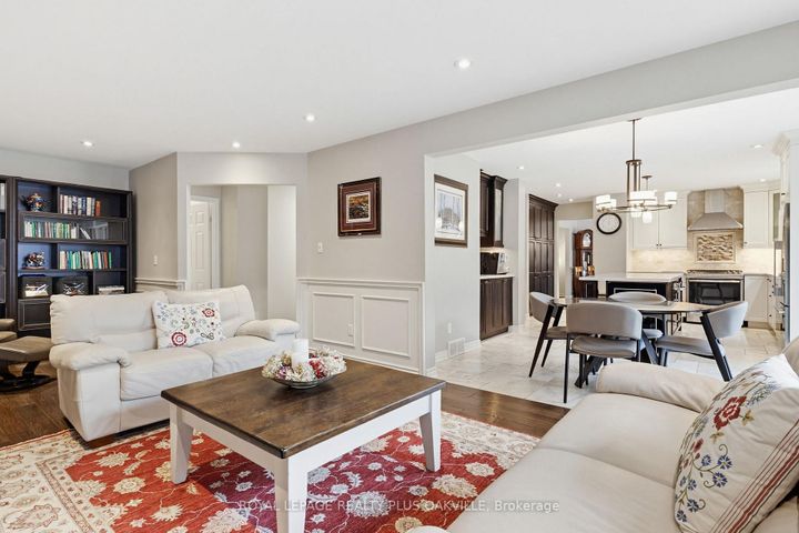 Photo 13 at 67 Honeysuckle Crescent, Iroquoia Heights, Hamilton