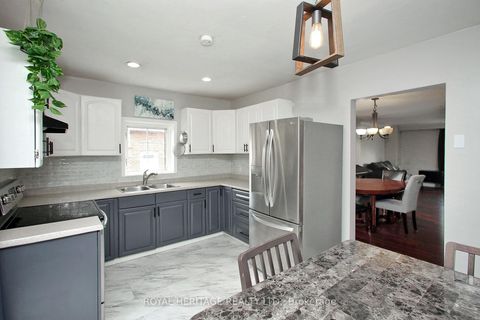 Photo 2 at 4 Brantwood Drive, Woburn, Toronto
