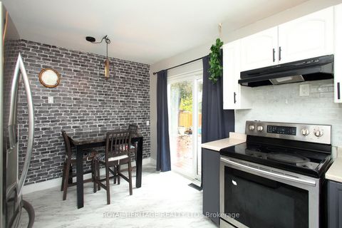 Photo 4 at 4 Brantwood Drive, Woburn, Toronto