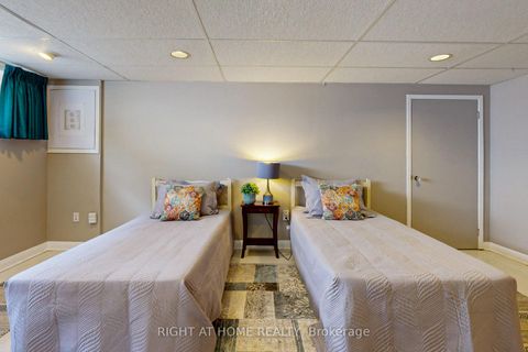 Photo 15 at 220 Homewood Avenue, Newtonbrook West, Toronto