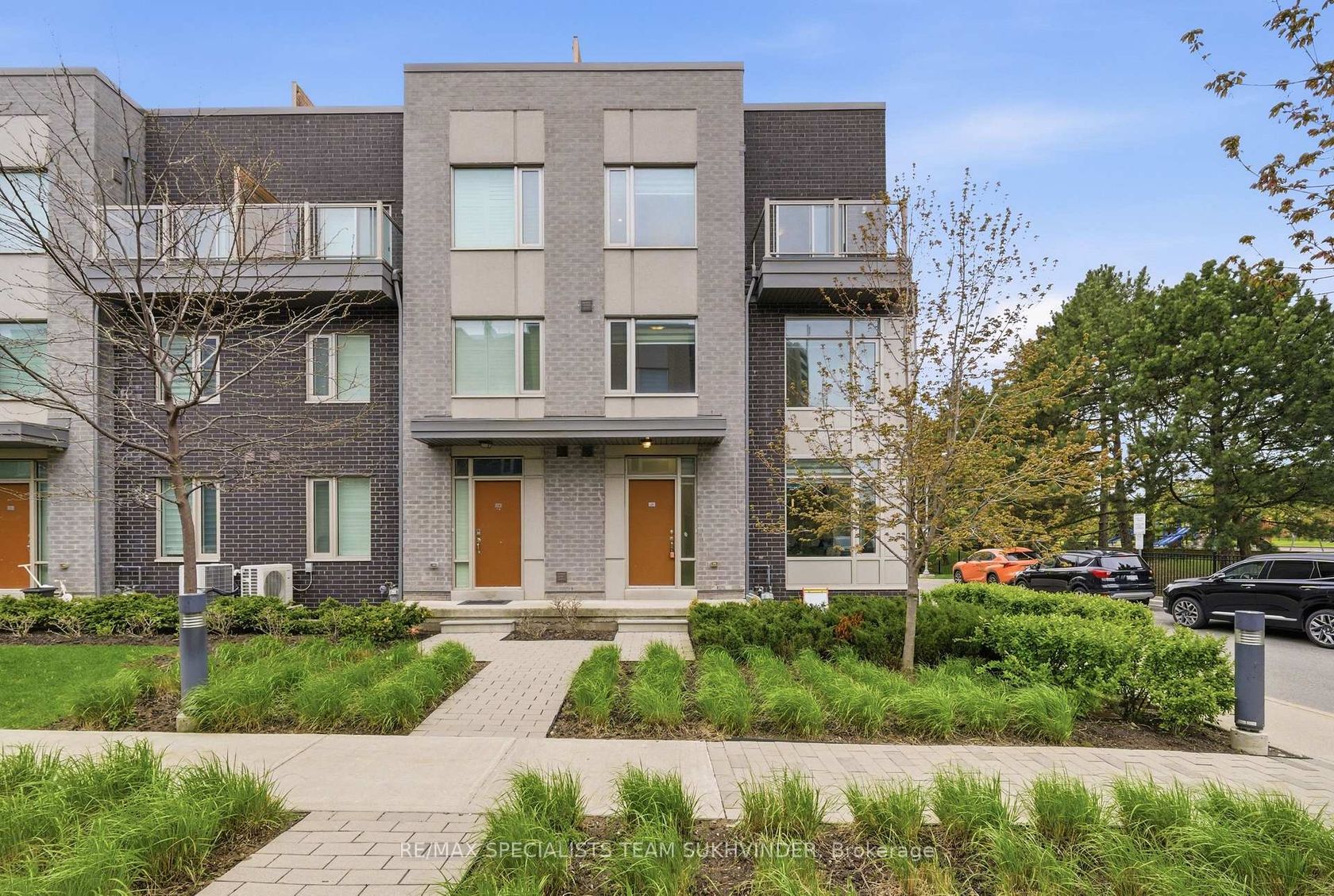 25 - 18 Applewood Lane, Etobicoke West Mall, Toronto 