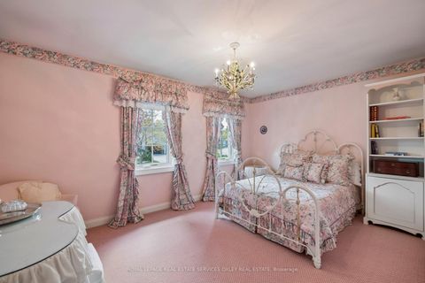 Photo 33 at 18 Swansdown Drive, Windfields, Toronto