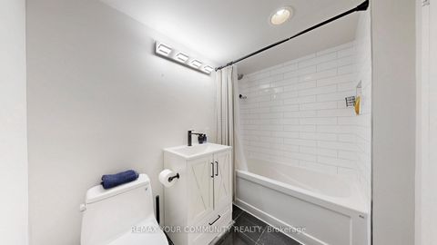 Photo 35 at 913 - 388 Richmond Street W, Waterfront Communities C1, Toronto