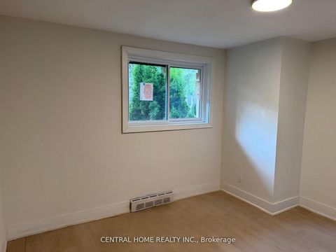 Photo 10 at 206 Parkview Crescent, Central Newmarket, Newmarket