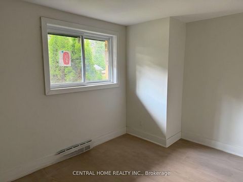 Photo 11 at 206 Parkview Crescent, Central Newmarket, Newmarket