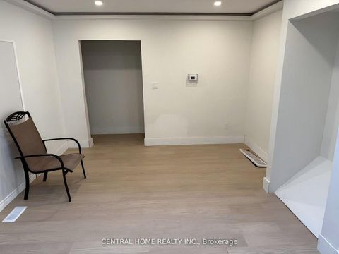 Photo 14 at 206 Parkview Crescent, Central Newmarket, Newmarket