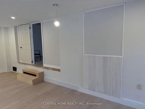 Photo 16 at 206 Parkview Crescent, Central Newmarket, Newmarket