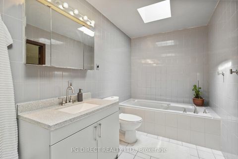 Photo 10 at 27 Warren Crescent, Lambton Baby Point, Toronto