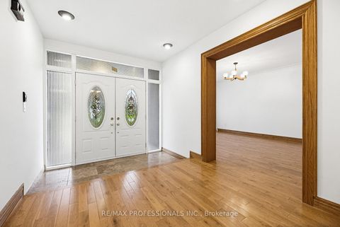 Photo 4 at 26 Neilor Crescent, Markland Wood, Toronto