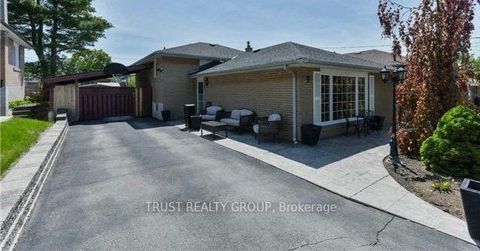 Photo 2 at 9 Del Ria Drive, Maple Leaf, Toronto