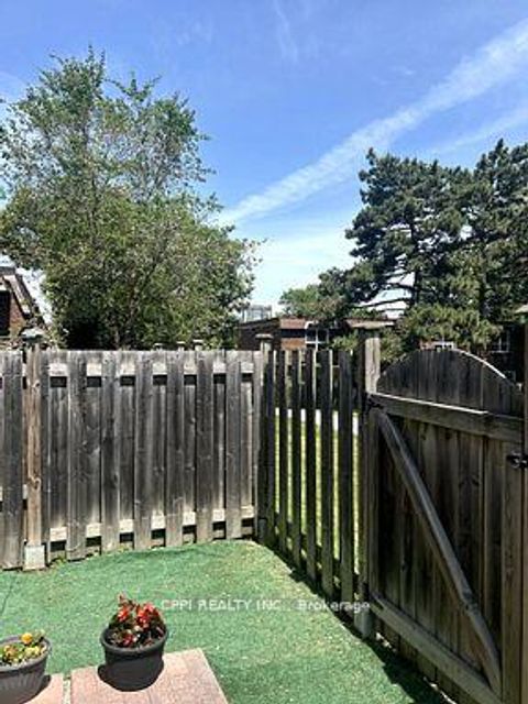 Photo 4 at 110 - 69 Godstone Road, Don Valley Village, Toronto