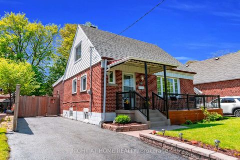 Photo 2 at 15 Alvinston Road, Birchmount, Toronto