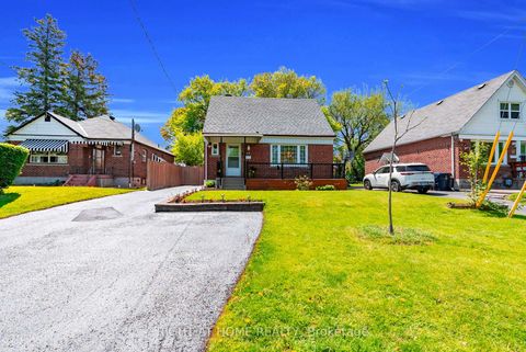 Photo 4 at 15 Alvinston Road, Birchmount, Toronto