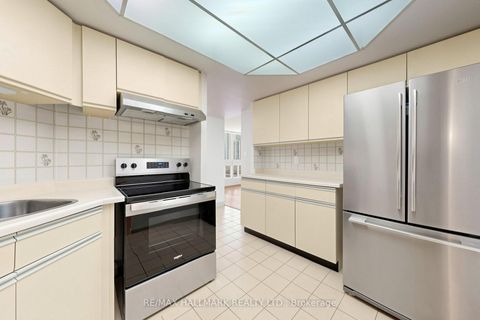 Photo 6 at 911 - 10 Kenneth Avenue, Willowdale East, Toronto