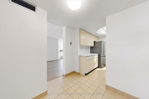 Photo 10 at 911 - 10 Kenneth Avenue, Willowdale East, Toronto