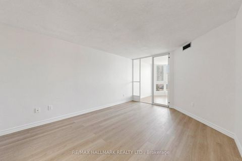 Photo 13 at 911 - 10 Kenneth Avenue, Willowdale East, Toronto